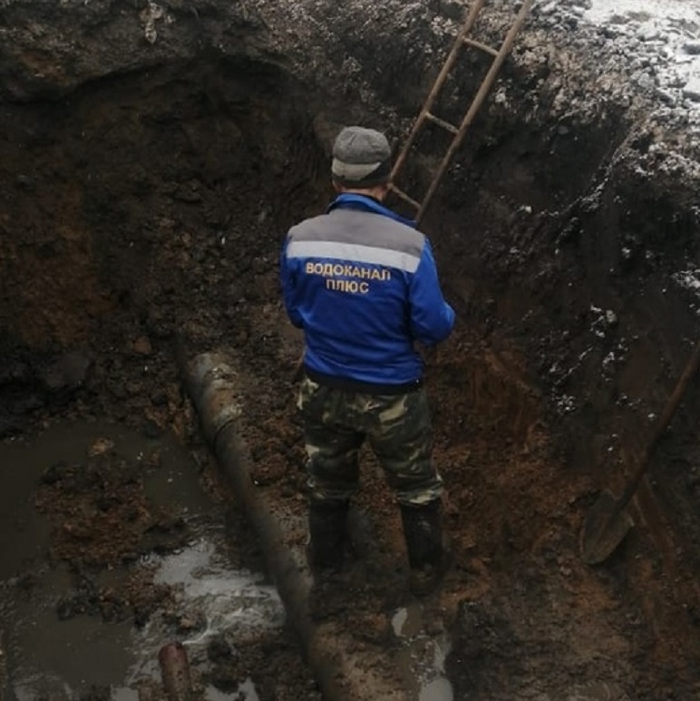Сотрудники ООО «Водоканал Плюс» устраняют порыв на улице Полевой